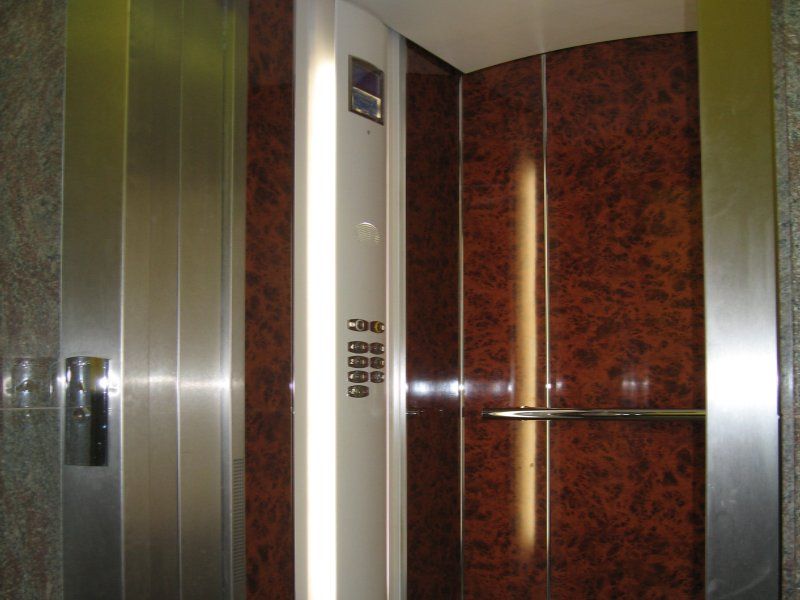 Construcciones Cancela ascensor con puertas abiertas